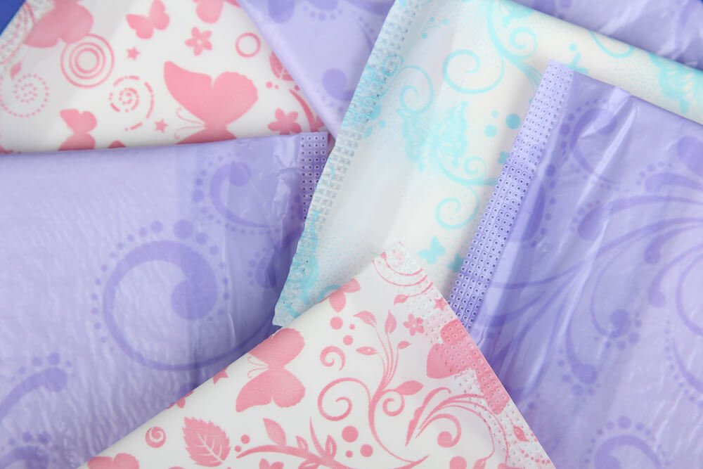 Foto von verschiedenen Binden in bunten Verpackungen