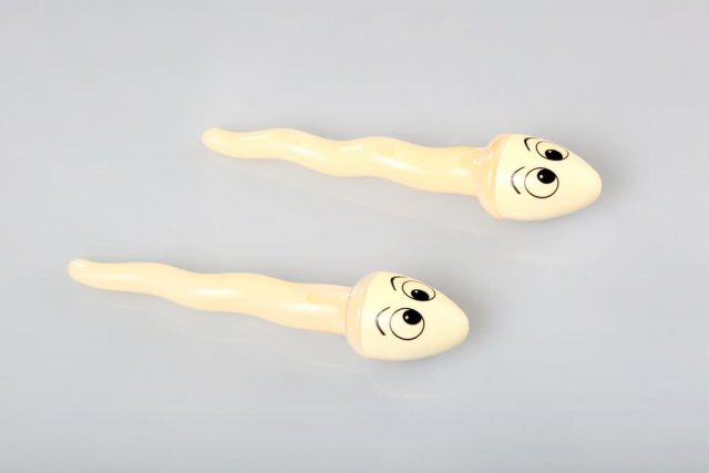 Plastikfiguren Form von Spermien mit Gesichtern