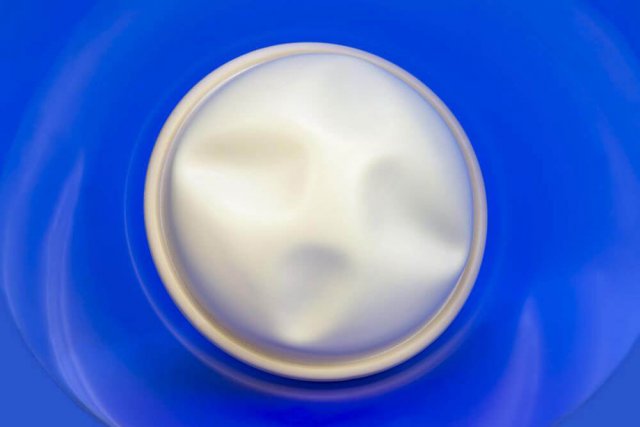 Ein weißes Diaphragma vor blauem Hintergrund